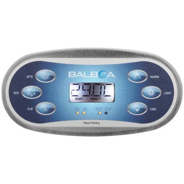 Närbild på vinklad kabelkontakt med fyra stift till Balboa Panel TP600, grå kabel med svart hankontakt.