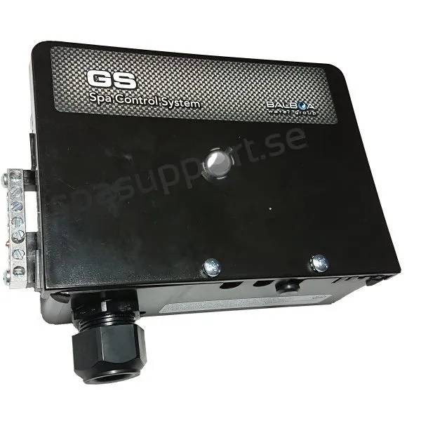 Balboa GS100 styrbox med öppet lock som visar kretskortet med kablage och komponenter, etikett med serienummer synlig.