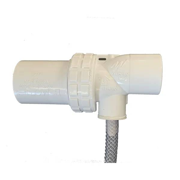 1½tums Blower Check Valve i vit plast, sedd från sidan med T-koppling och räfflad slangnippel synlig.
