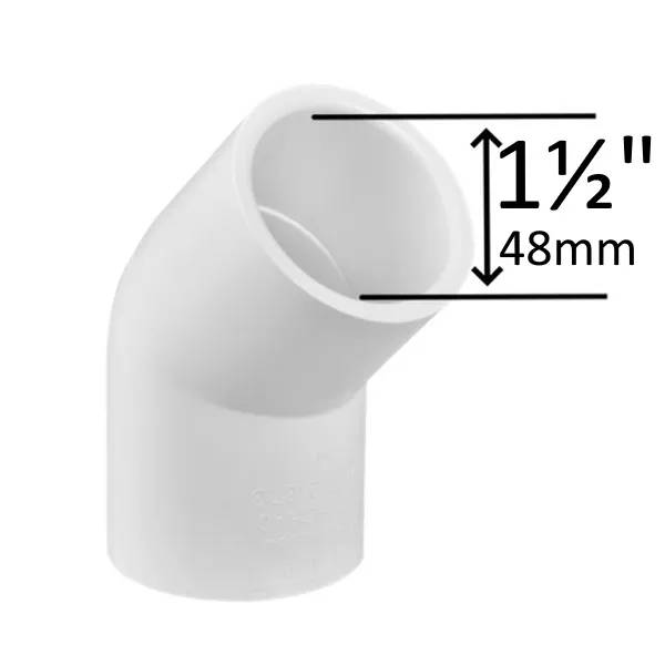 PVC vinkel 45° 1,5" F/F i vitt plaströr, vinklad koppling med diametermått 48mm markerat vid öppningen.