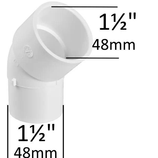 PVC Vinkel 45° 1½" M/F i vitt plaströr, båda ändarna märkta 1½ tum / 48 mm i diameter.