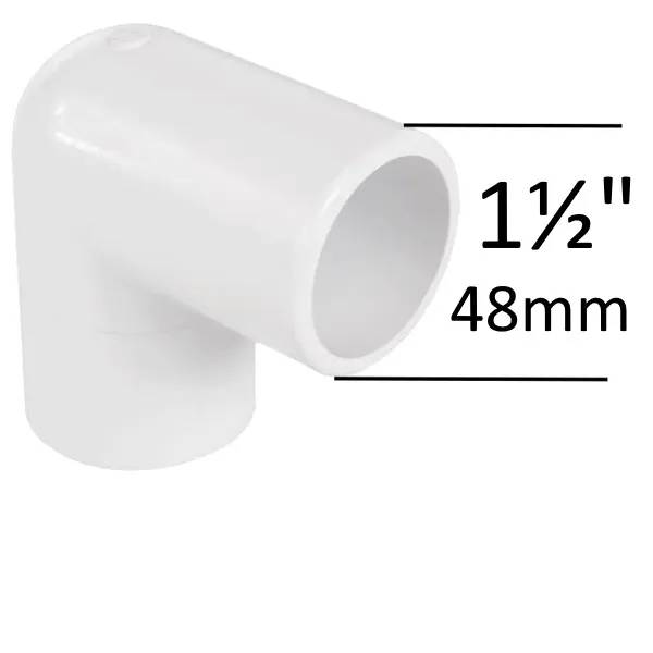 Vit PVC-böj 90° 1,5" i plast med måttangivelse 48mm, koppling för pool- eller spabadsrör.