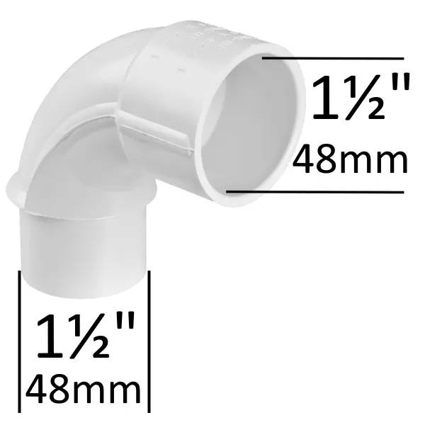Vit PVC-böj 90° 1,5" med mät- och honkoppling, diametermått 48 mm (1½ tum) på båda anslutningarna.