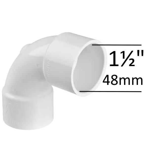 Vit PVC-böj 90° 1,5" F/F i plast med två muffar, måttangivelse 48mm visas till höger i bild.
