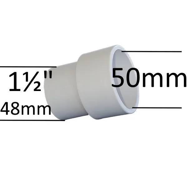 Adapter 1,5" 50 mm M/F i vit PVC, koniskt rör med måtten 48 mm och 50 mm markerade med pilar.