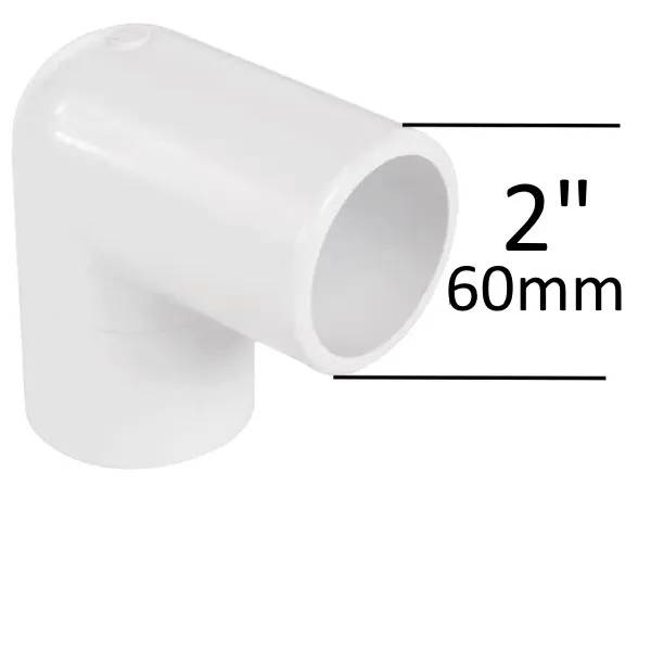 PVC böj 90° 2" M/M i vit plast med måttmarkering 60mm, vinklad rörkoppling mot vit bakgrund.
