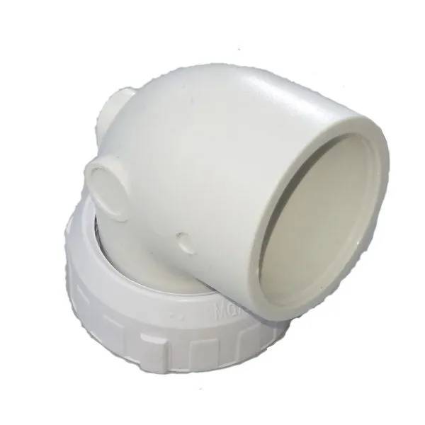 Vit PVC-pumpunion 1,5" 90° 50mm med vinklad rörkoppling och räfflad låsring, sedd snett från sidan.
