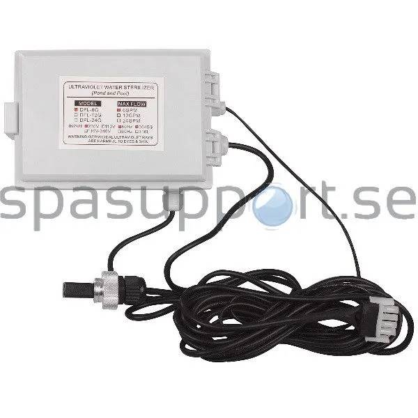 Adapter UV-C lampa monterad i öppen vit kopplingsdosa med kabelgenomföringar, sett rakt ovanifrån.