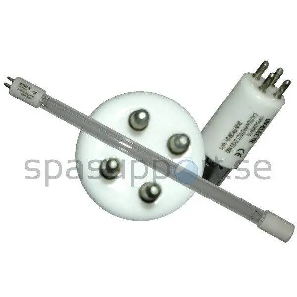 UV-C lampa, avlång glasrör med stiftkontakter, placerad diagonalt över en rund vit sockel med fyra metallkontakter.