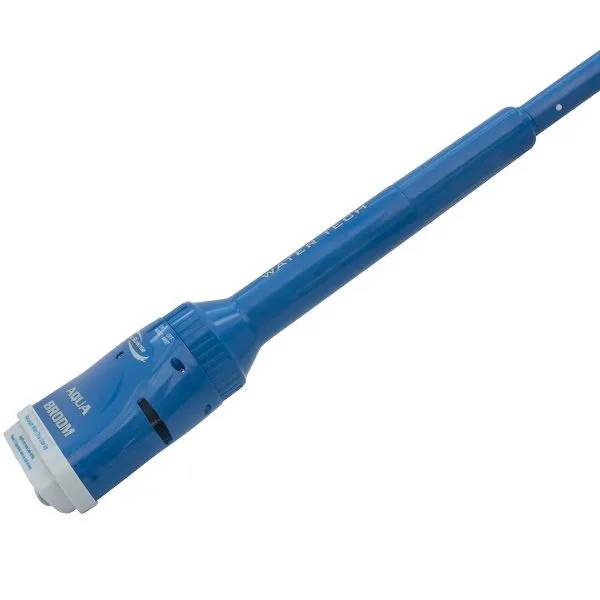 Blå bottensug Aqua Broom med lång teleskopskaft, fotograferad diagonalt mot vit bakgrund.