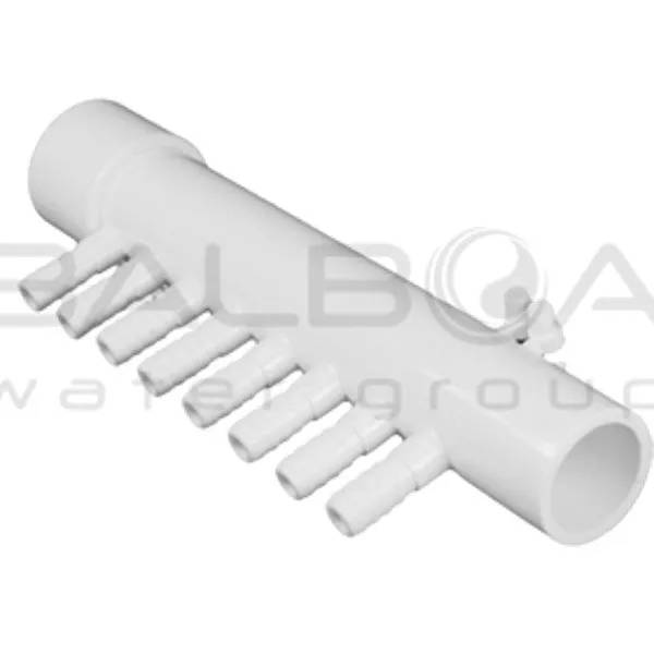 Grenrör 1" 8P M/F i vit plast med åtta munstycken längs röret och Balboa Water Group-logotyp i bakgrunden.