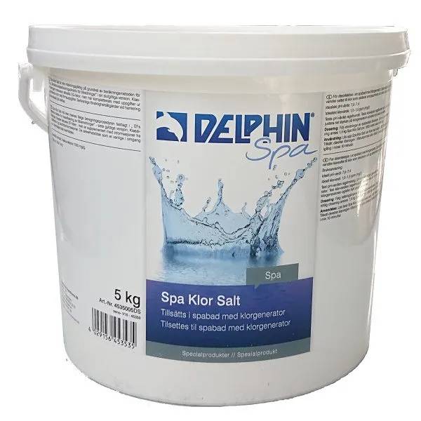 Vit hink med Delphin Spa Klor Salt, 5 kg, med etikett som visar vattenstänk och bruksanvisning.