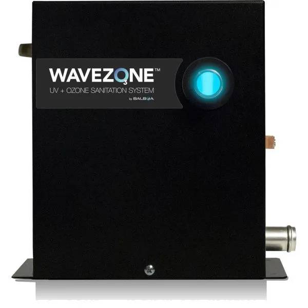 Svart Wavezone UV + Ozone Sanitation System sett rakt framifrån, med blått upplyst kontrollampa och anslutningar på sidorna.