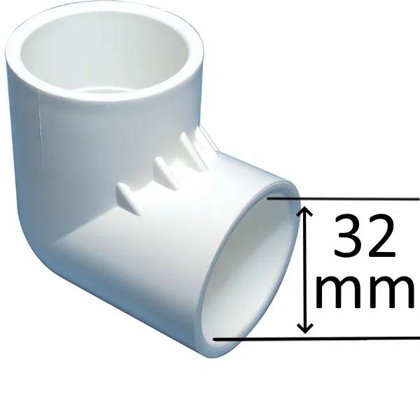 Vit PVC böj 90° med 32 mm innerdiameter, honkoppling i båda ändar, mot vit bakgrund.