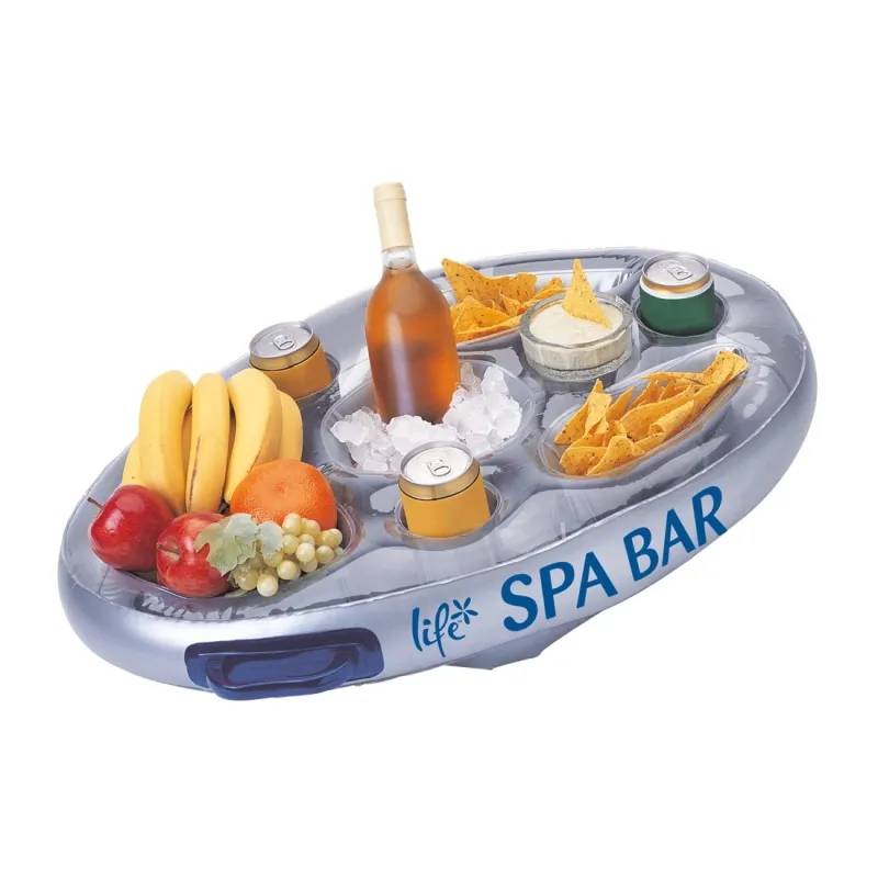 Uppblåsbar Spa Bar fylld med isbitar, vinflaska, läskburkar, nachos, dip och färsk frukt som bananer och äpplen.