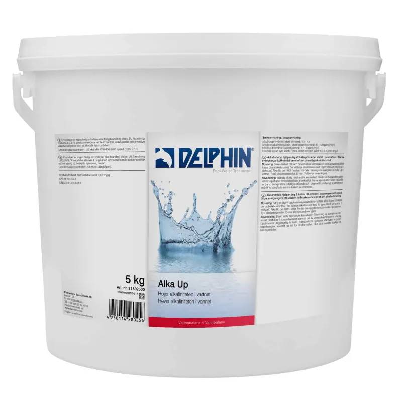 Vit hink med 5 kg Delphin Alka Up, etikett med vattenstänk och bruksanvisning på svenska och norska.