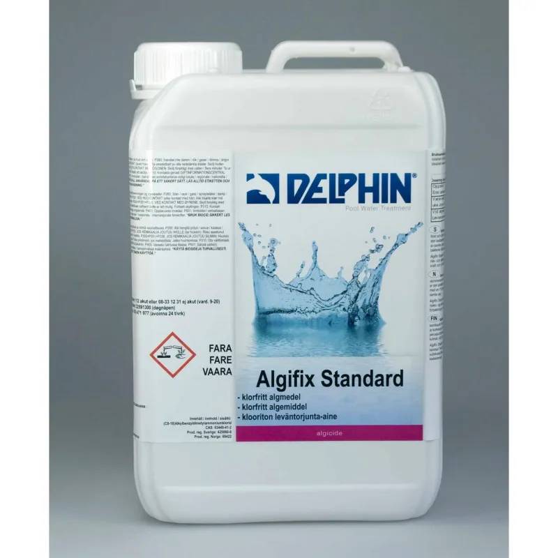 Vit plastdunk med Delphin Algifix Standard, klorfritt algmedel för pooler, med varningsetikett och skvättande vattenmotiv.