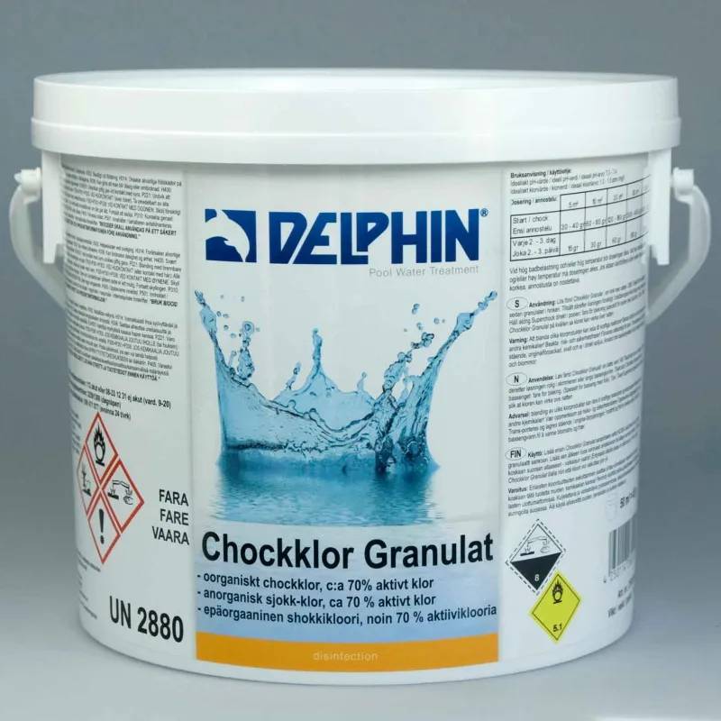 Vit hink med Delphin Chockklor Granulat 3kg, etikett med vattenstänk-motiv och fara-symboler för kemikalier.