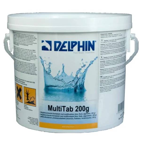 Vit hink med Delphin MultiTab 200g, etikett med vattenstänk och flerspråkig doseringsinformation.