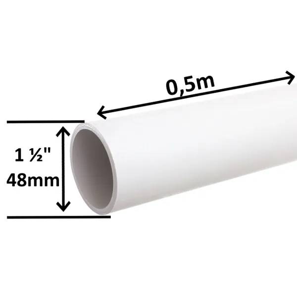 Vitt PVC-rör 1 ½ tum 0,5 m med måttpilar som visar längd 0,5 m och diameter 48 mm.