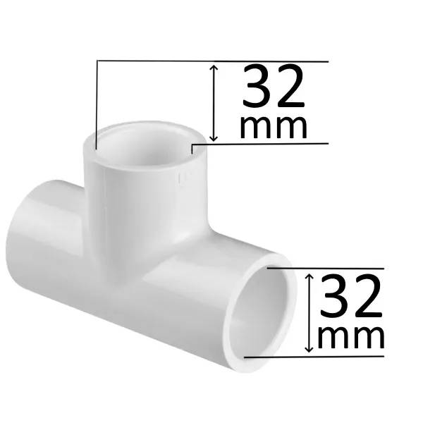 T-koppling PVC 90 grader 32mm F/F/F sedd snett från sidan, vit plast med tre öppna anslutningar.