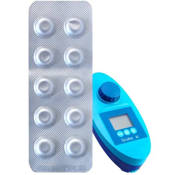 Blisterförpackning med 10 alkalinitetstabletter för Scuba II bredvid en blå digital vattentestare med display.