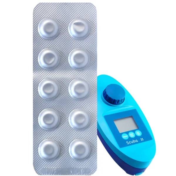Blisterförpackning med DPD1-tabletter för fritt klor samt blå Scuba II-testinstrument med digital display.