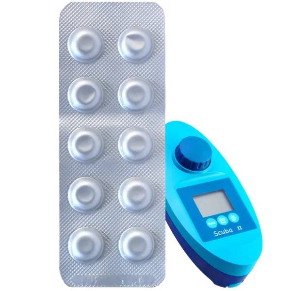 Blister med 10 vita DPD3-tabletter bredvid en blå digital Scuba II-fotometer för klortest.