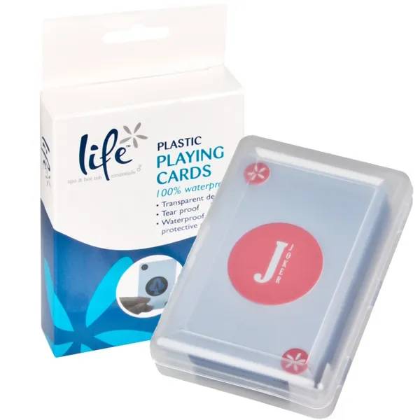 Förpackning med Life Plastic Playing Cards bredvid utfächade genomskinliga vattensäkra spelkort, text Vattensäkra Spelkort.