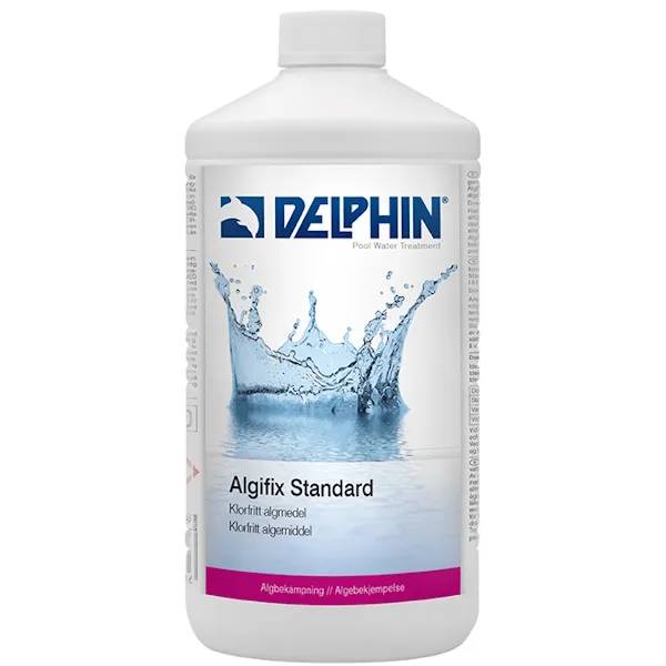 Vit flaska Delphin Algifix Standard klorfritt algmedel med vattenstänk-motiv på etiketten, mot vit bakgrund.
