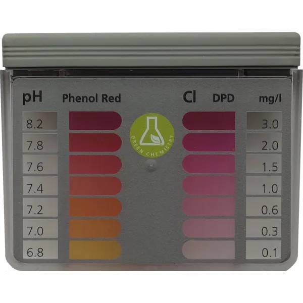 Mini PoolTester pH/klor med färgskalor för pH (Phenol Red, 6.8–8.2) och klor (DPD, 0.1–3.0 mg/l).