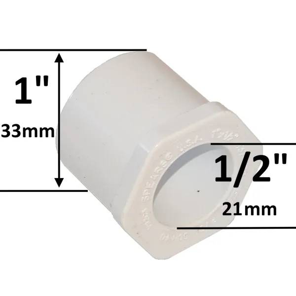Vit PVC-adapter 1 x 1/2 tum med måttangivelser, 33 mm yttre diameter och 21 mm inre diameter, märkt Spears USA.