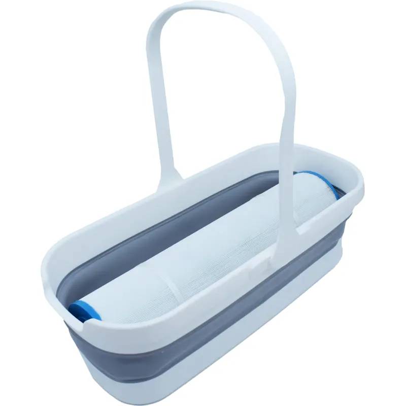 Darlly Filter Rengörings Hink i vitt och grått, hopfällbar med hög bärhandtag, med spafilter placerat i korgen.
